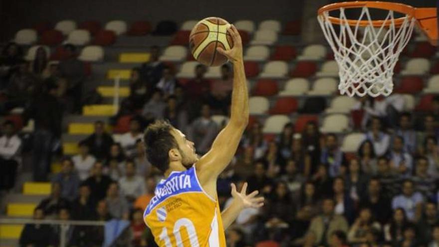 Asier, en una entrada a la canasta del equipo lucense. / juan varela