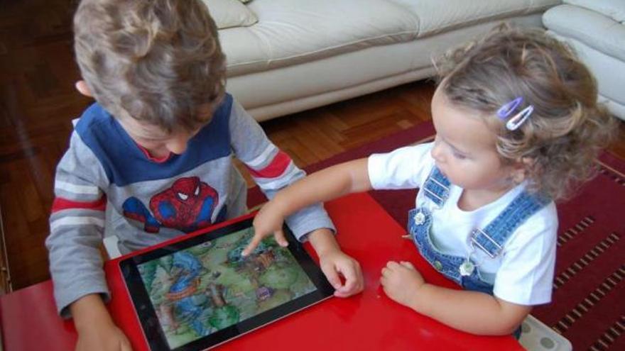 Dos niños juegan con una tableta digital. / a.p.