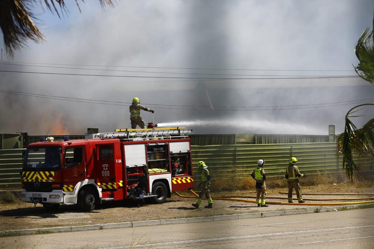 Bomberos de Zaragoza, sofocan el incendio