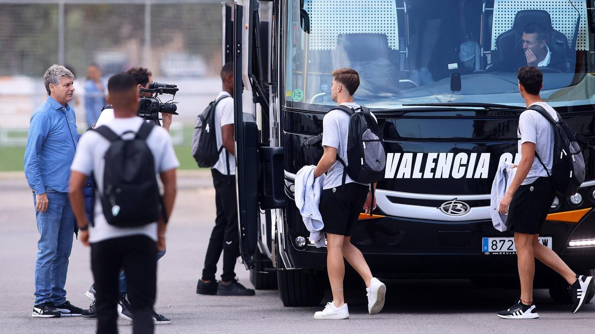 Salida de los jugadores del Valencia hacia Elche