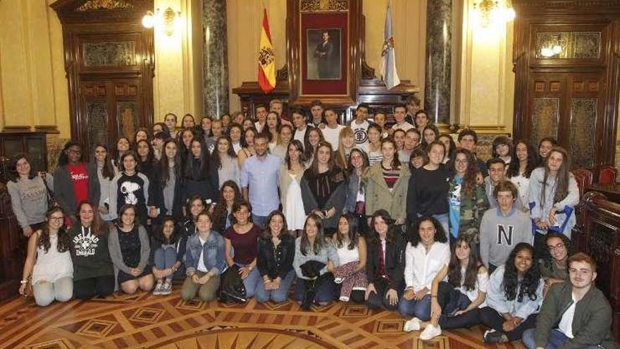 El alcalde y los participantes de &#039;Idiomas do mundo&#039;.