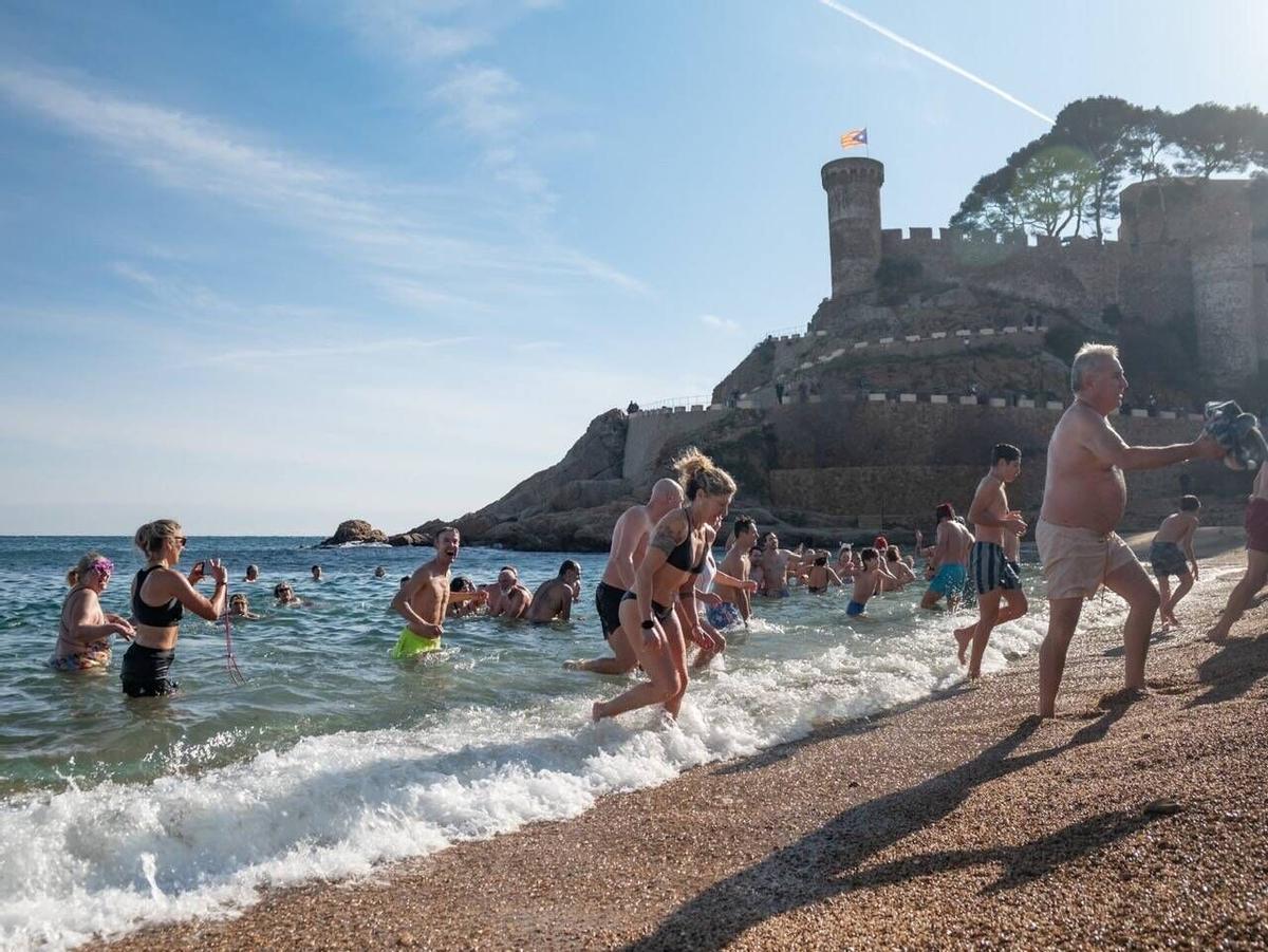 Primer bany de l'any a Tossa de Mar