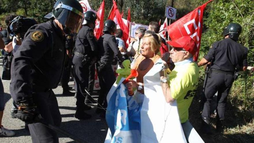 Los antidisturbios bloquean el acceso de los afectados por las preferentes al castillo de Soutomaior. / ricardo grobas