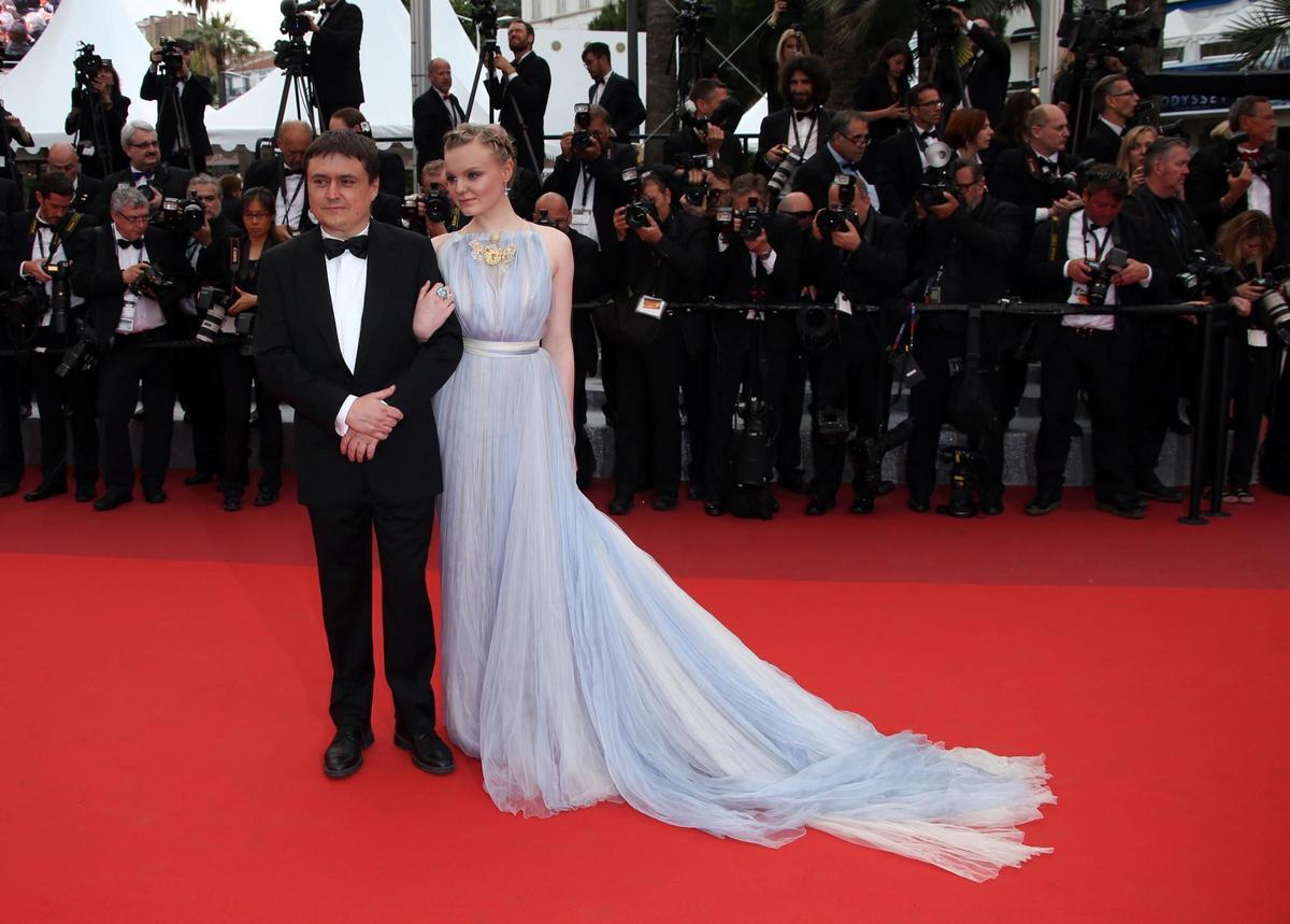 La actriz Maria Dragus y el director Cristian Mungiu en la clausura del Festival de Cannes 2016