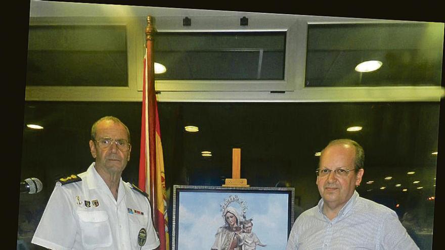 Rafael Luis García y el pintor Favila, con el cuadro de la Virgen del Carmen.