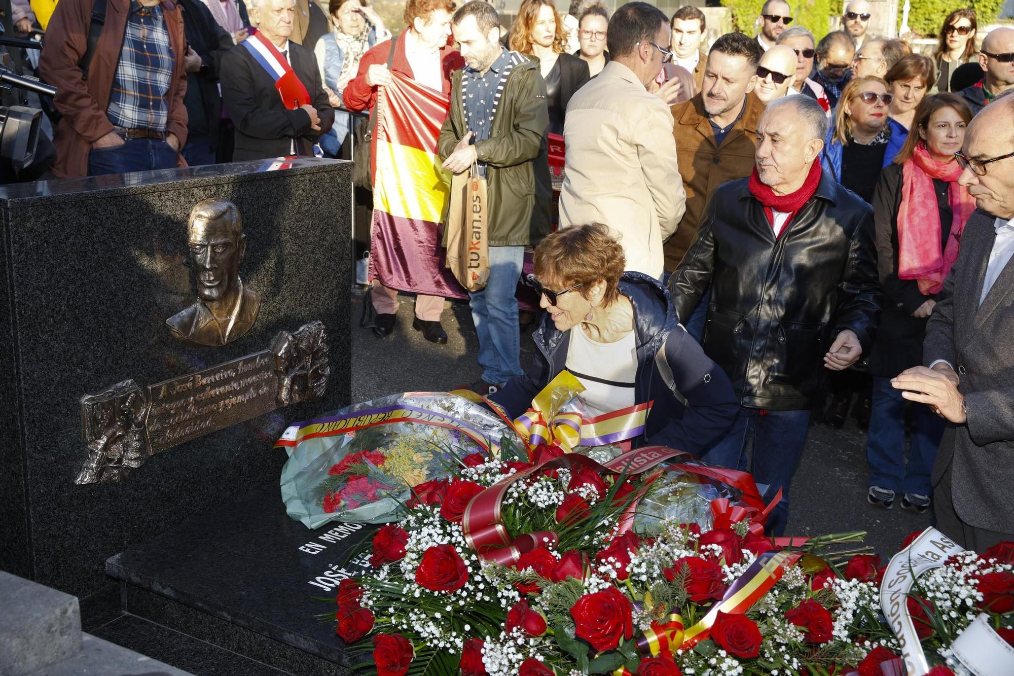 EN IMÁGENES: La inhumación de los restos de José Barreiro en Langreo
