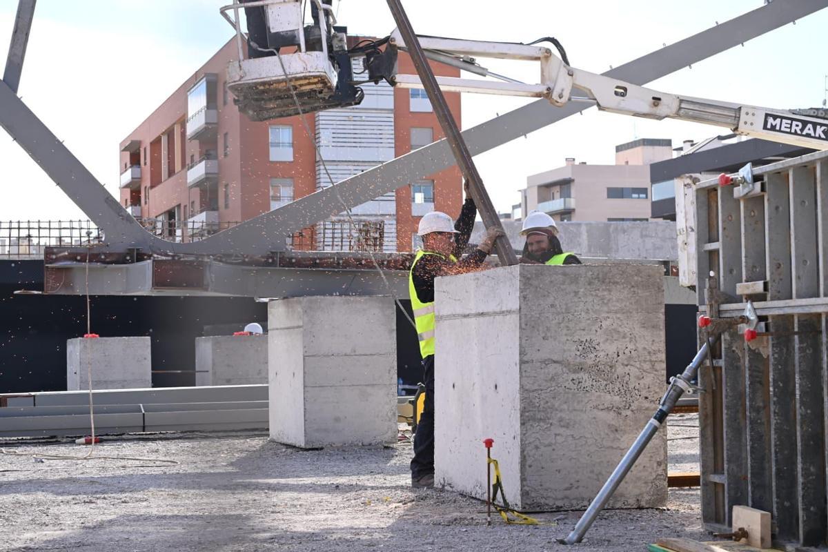 Montaje de la estructura que dará forma a la pasarela que unirá el barrio de Altabix en Elche