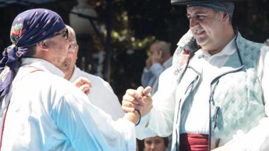 Federico Molinero saluda a Manuel Jiménez, presidente de las Hogueras, en el desfile de ayer.