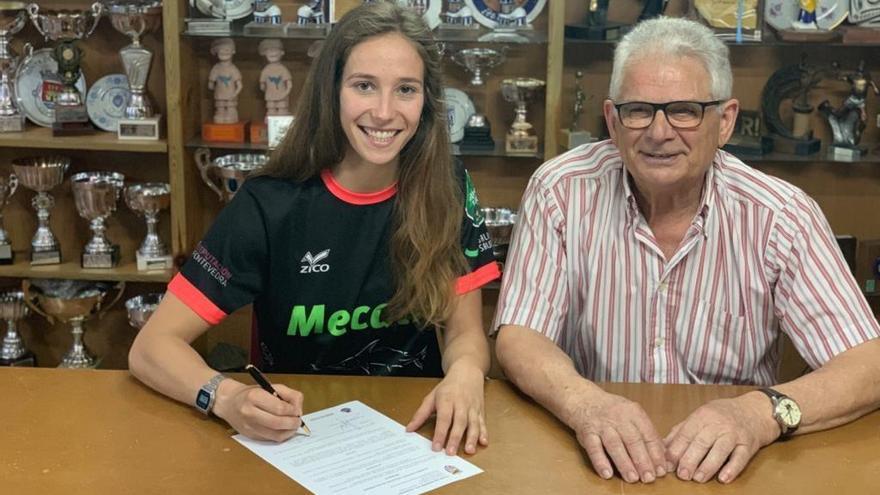 Patrícia Lima, durante la firma de su contrato con el Mecalia Guardés. // @Atlguardes_ofic