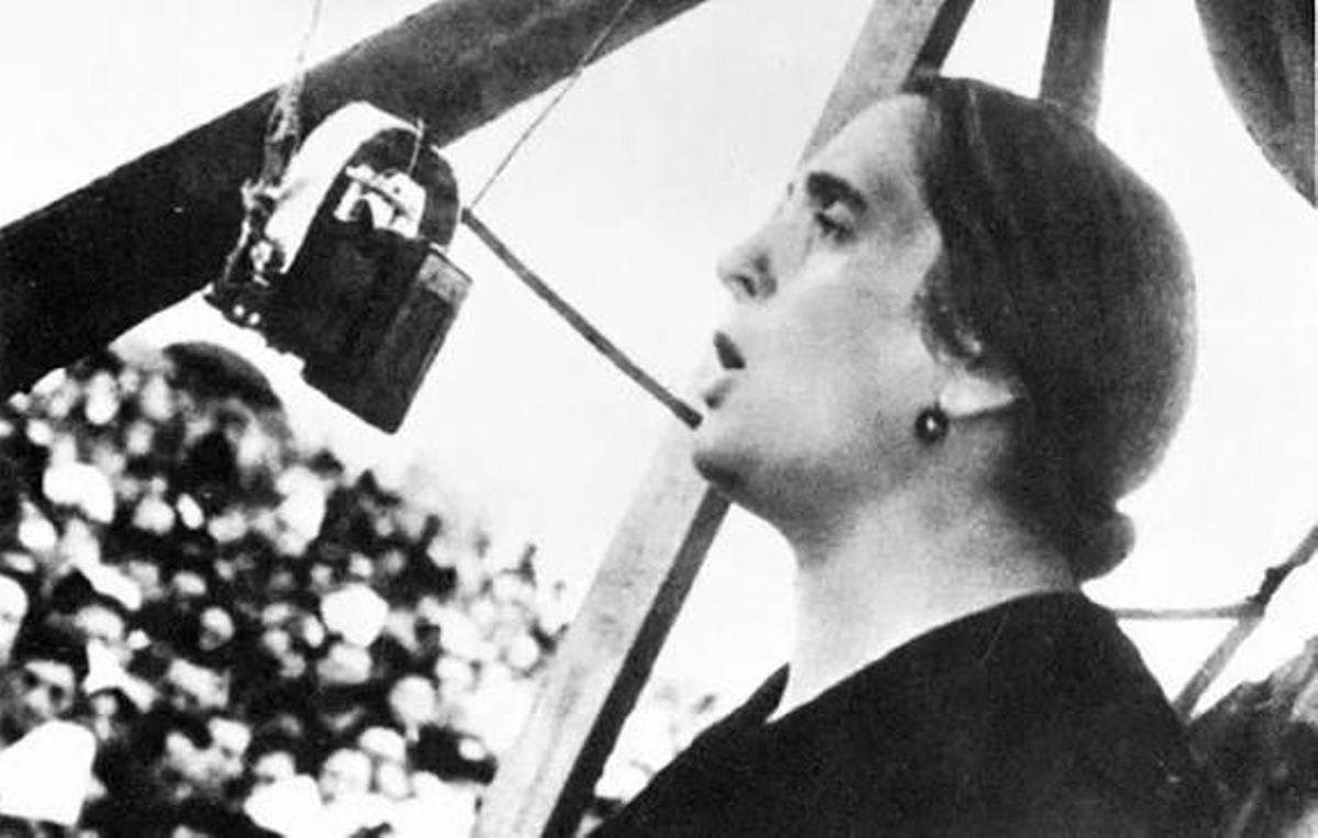 Dolores Ibárruri, pronunciando un discurso ante un micrófono.