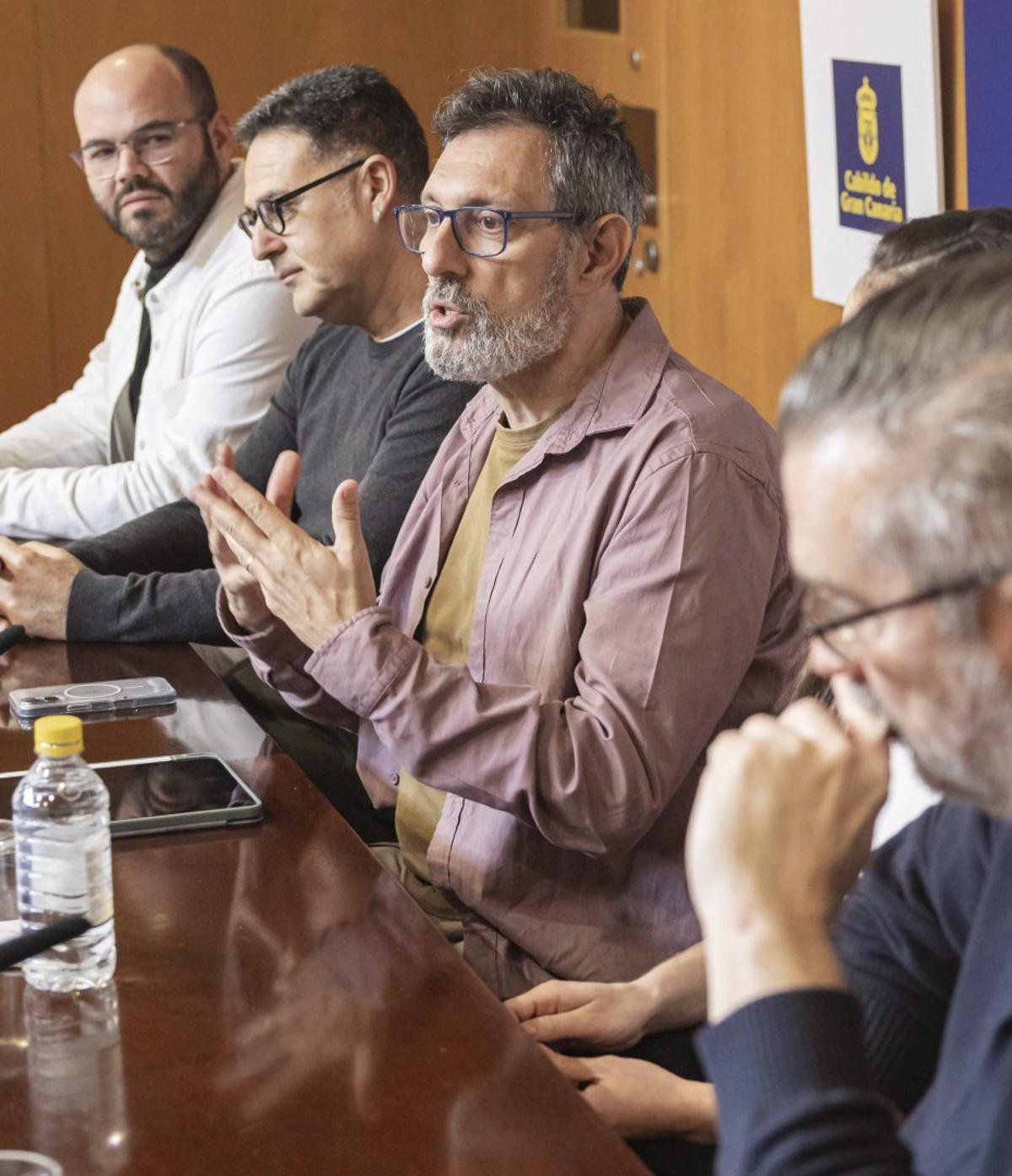 El director, Rafael Rodríguez, en el centro, durante la presentación.