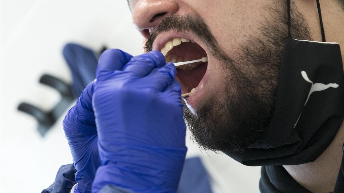 Un sanitario realiza una prueba PCR a un paciente