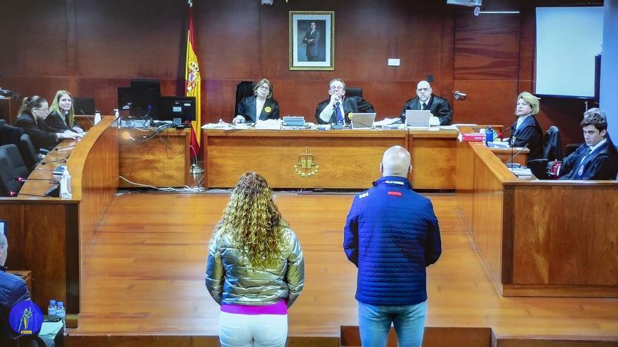 Los acusados por el robo de las botellas de Atrio, Constantin Dumitru y Priscila Lara Guevara, en la última sesión del juicio.