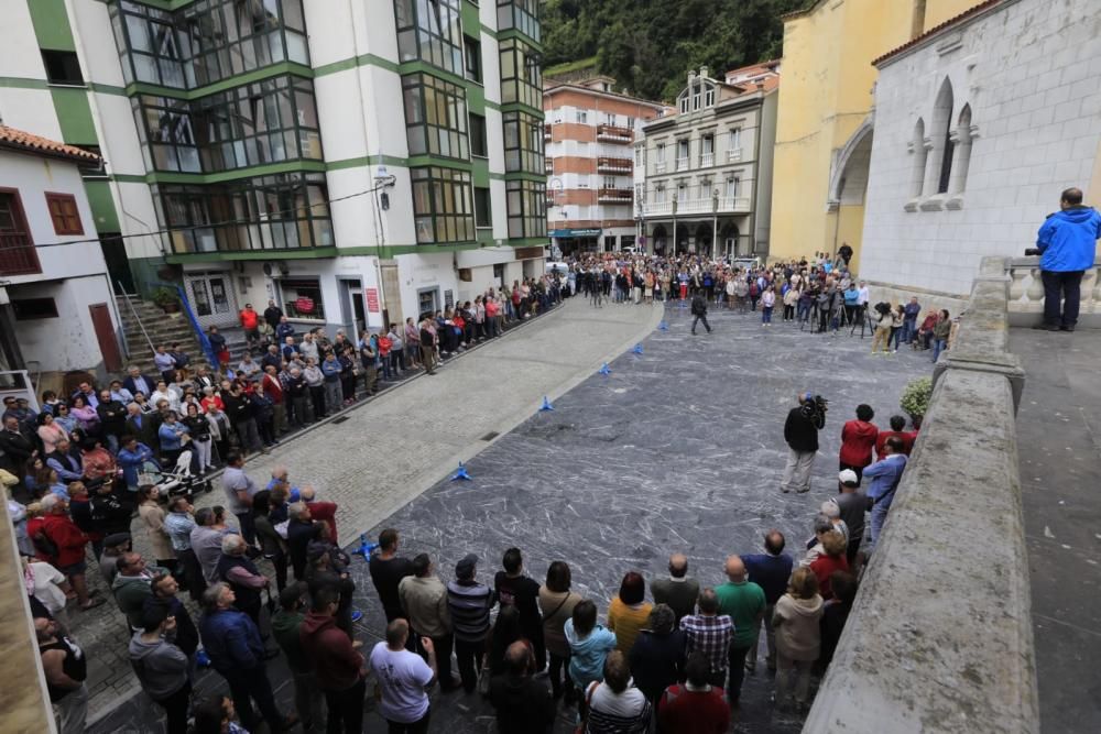 Emotivo minuto de silencio de los vecinos de Cudillero al recordar al joven fallecido David Carragal