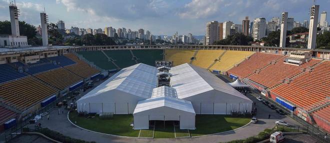 Vista de un hospital de campaña temporal establecido para pacientes con coronavirus en el estadio de Pacaembu, en Sao Paulo, Brasil.