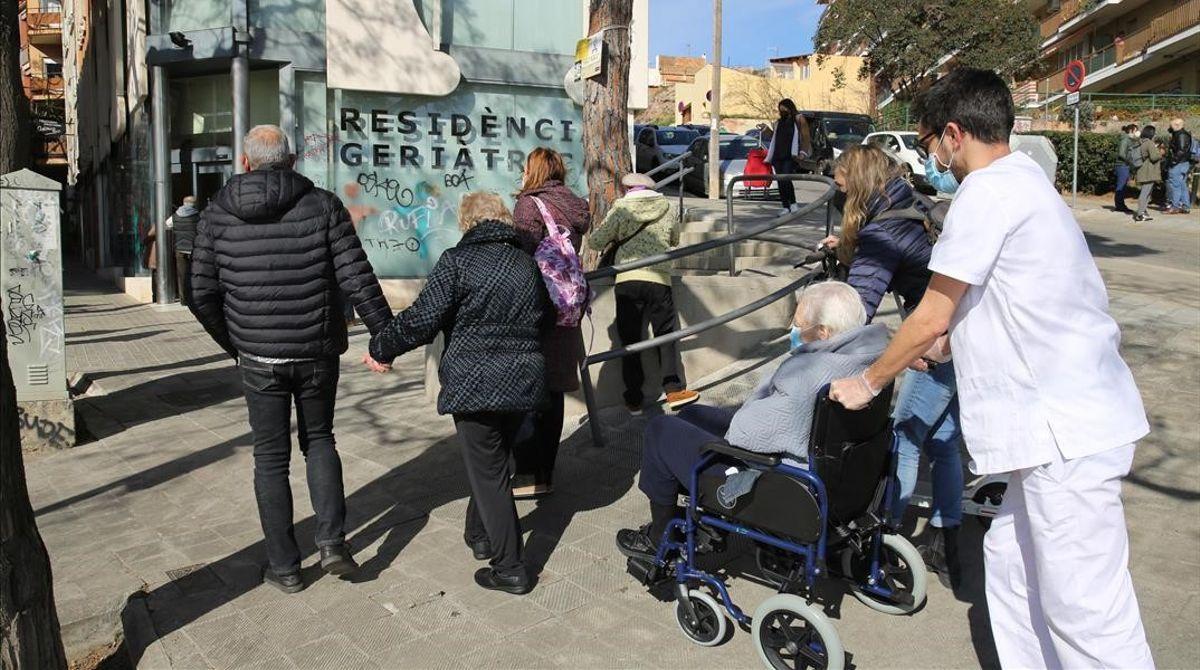 Els avis surten de les residències després d’onze mesos de tancament