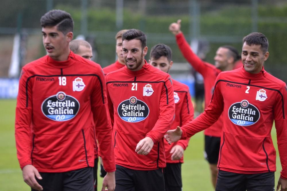 Sebastián Dubarbier se ejercitó con el grupo en la primera parte de la sesión programada esta mañana en Abegondo para continuar preparando el partido del sábado ante el Oviedo.