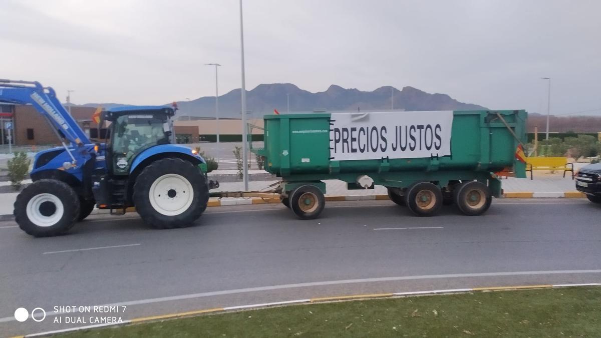 Los agricultores sacan los tractores en Jumilla.