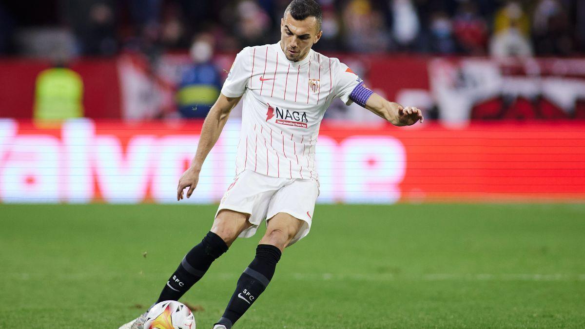 Joan Jordán, en un encuentro con el Sevilla FC.