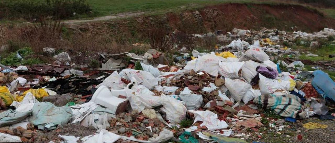 Depósito de basura incontrolado en Santa Bárbara.