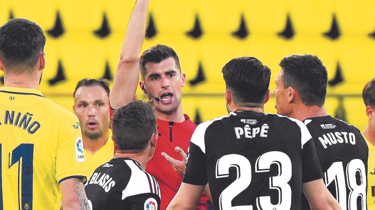 Jugadores del Cartagena protestan una cartulina amarilla. Gabriel Utiel/El Periódico