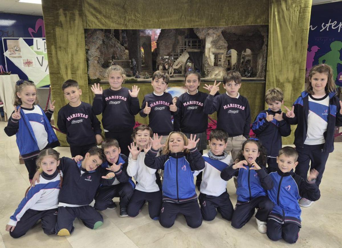Alumnos de Maristas con el belén escolar que organiza el colegio.