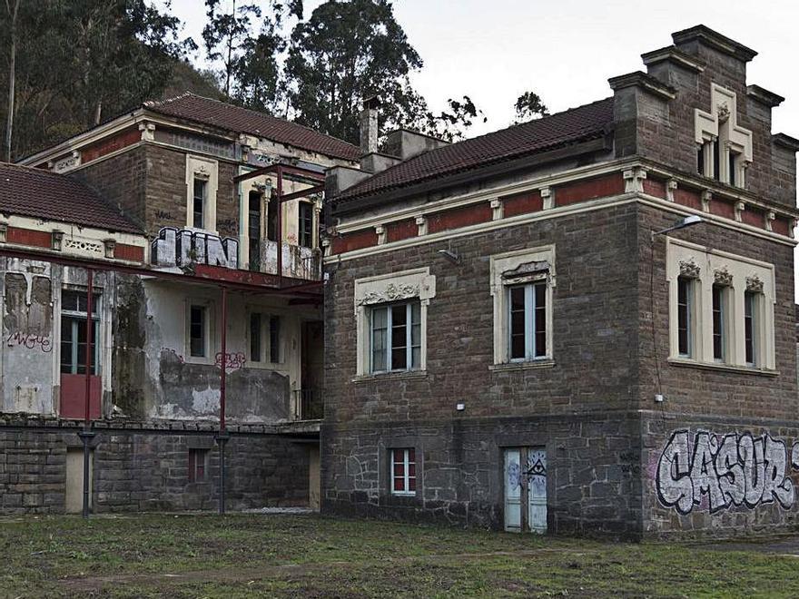 Uno de los frontales del sanatorio, con pintadas. | Jandro Rodríguez