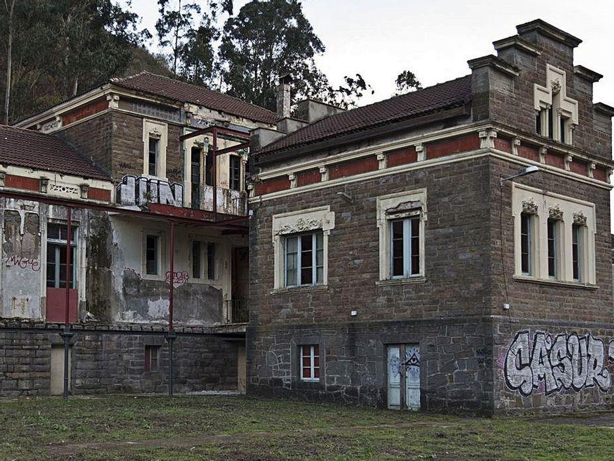 Uno de los frontales del sanatorio, con pintadas. | Jandro Rodríguez