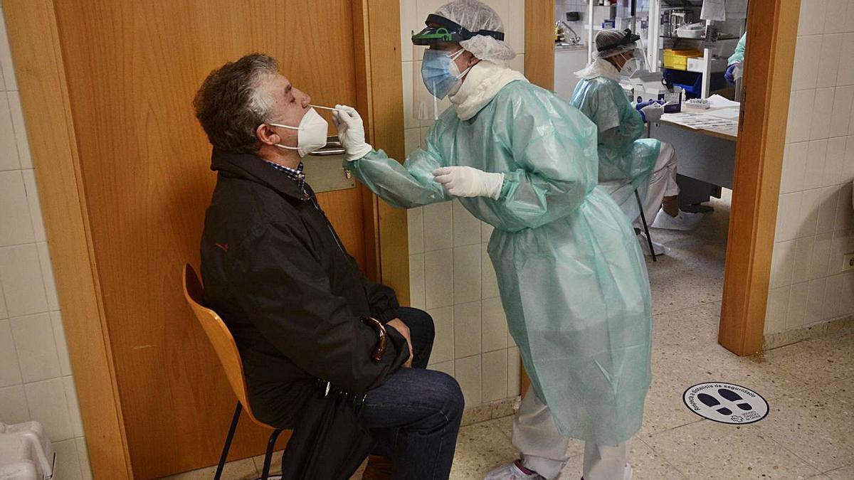 Un vecino de Ponte Caldelas se somete al test en el centro de salud. |   // RAFA VÁZQUEZ