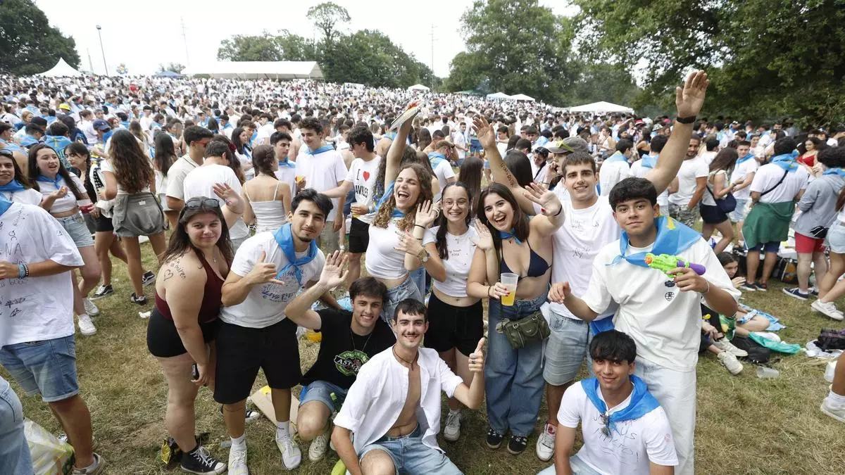 Invasión blanquiazul en La Sobatiella en un Carmín a lo clásico, con la sidra y la bandera de Asturias como "esenciales"