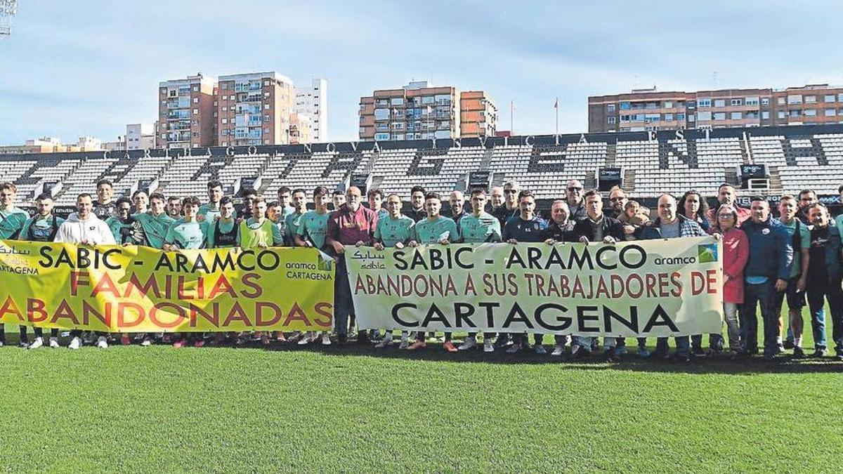 Los trabajadores de Sabic, con los jugadores del FC Cartagena