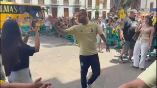 Puro show en la Basílica del Pino: Viera de capitán, las muletas de Sandro y la conversación de Ramírez con un abonado de la UD Las Palmas