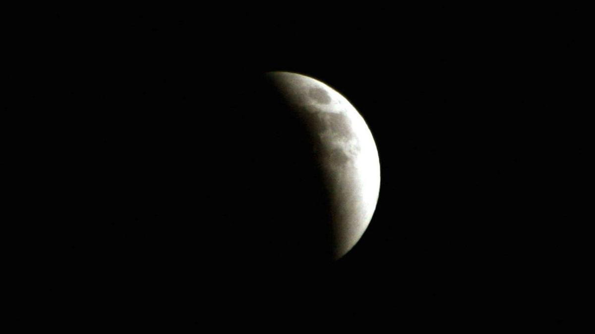 Eclipse de luna llena visto desde Amán (capital de Jordania) en mayo del 2004.