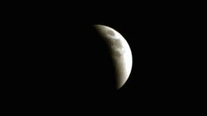 epa00185107 A scene view of the full lunar eclipse at the sky of the Jordanian Capital Amman on Tuesday 04 May 2004. EFE/epa/JAMAL NASRALLAH