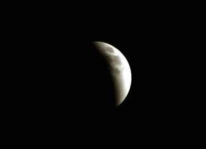 epa00185107 A scene view of the full lunar eclipse at the sky of the Jordanian Capital Amman on Tuesday 04 May 2004. EFE/epa/JAMAL NASRALLAH