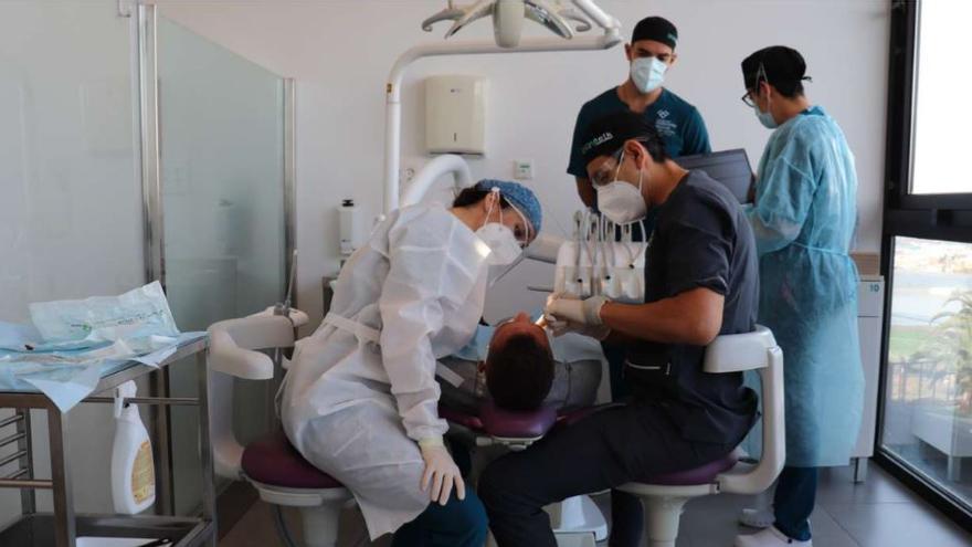 Atendiendo a un paciente en las instalaciones de la Clínica Dental Universitaria UFPC ubicada en el campus de Santa María de Guía.