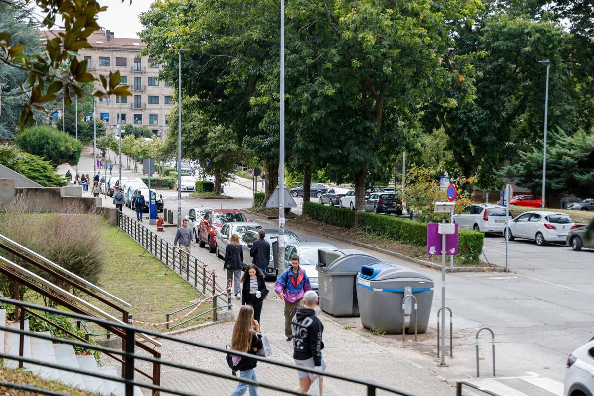 Personas circulando por el Campus Sur de la Universidade de Santiago.