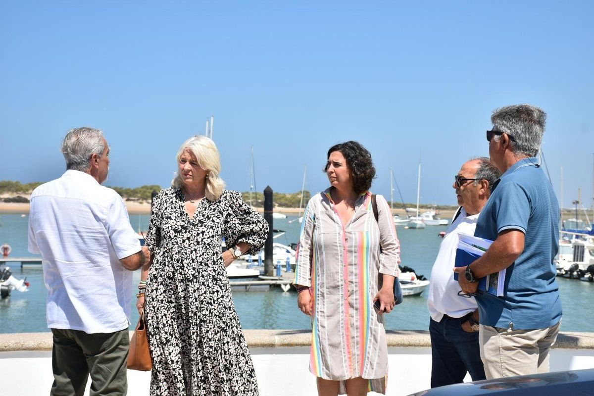 29/07/2025 Mercedes Colombo en el puerto deportivo de Sancti Petri.. La delegada de la Junta de Andalucía en Cádiz, Mercedes Colombo, junto a la delegada territorial de Fomento, Articulación del Territorio y Vivienda, Carmen Sánchez, han visitado las instalaciones del puerto deportivo de Sancti Petri, en Chiclana de la Frontera, donde ha subrayado la importancia del anuncio de la Junta de Andalucía sobre la adjudicación del dragado de conservación de acceso al puerto, cuyas obras comenzarán en la primera quincena de septiembre. POLITICA ESPAÑA EUROPA ANDALUCÍA JUNTA DE ANDALUCÍA