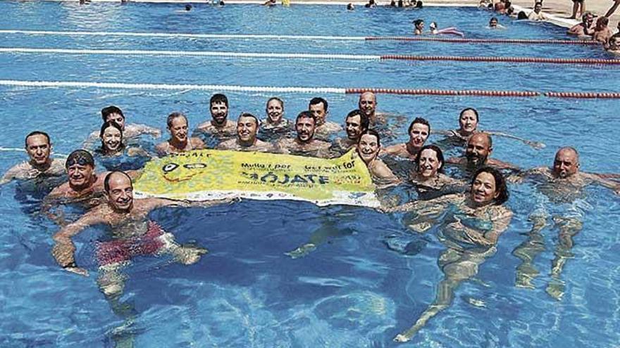 Imagen de archivo de diferentes autoridades en la piscina municipal de Inca.