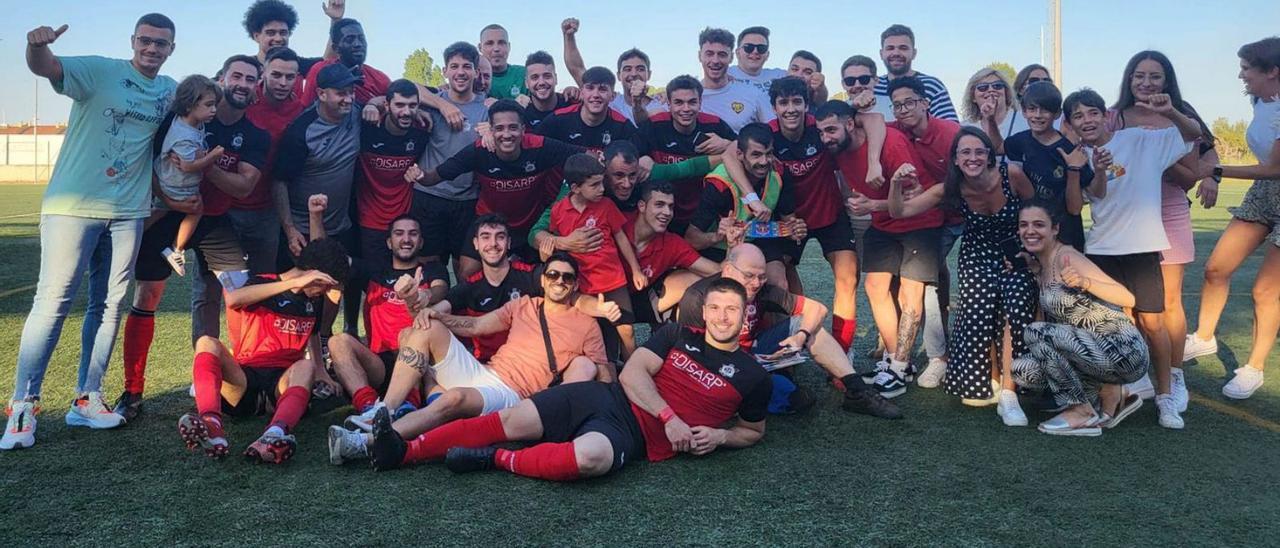 La UD Portuarios celebra la permanencia tras ganar el último partido de liga. | UD PORTUARIOS DISARP