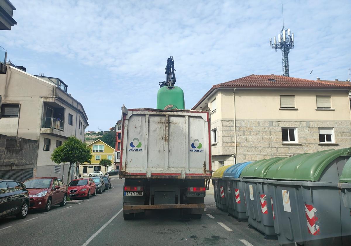 Recogida de un contenedor de reciclaje de vidrio, en Moaña.