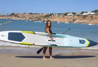 Mit einem Strandspielzeug den Lebensunterhalt verdienen: Eine junge Frau auf Mallorca ist Stand-up-Paddle-Weltmeisterin