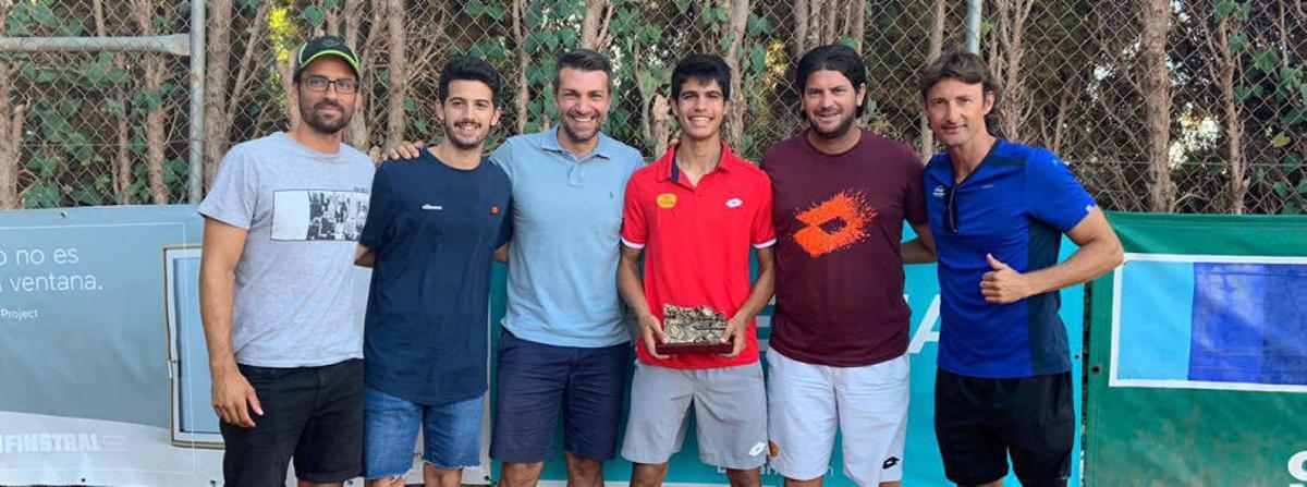 Carlos Alcaraz celebra su primer título con su cuarpo técnico y Juan Carlos Ferrero
