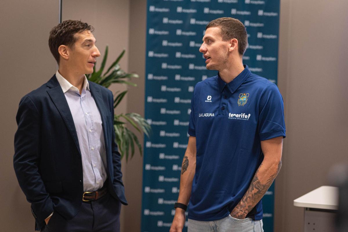 Guy dialoga con Richotti antes de s presentación de este lunes.