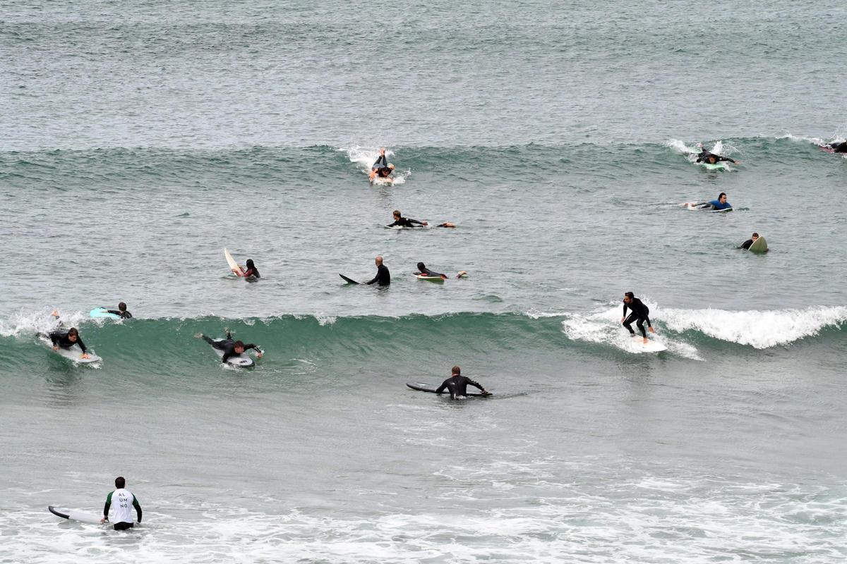 El oleaje en el Orzán anima a los surfistas de A Coruña a subirse a las tablas El oleaje en el Orzán anima a los surfistas de A Coruña a subirse a las tablas