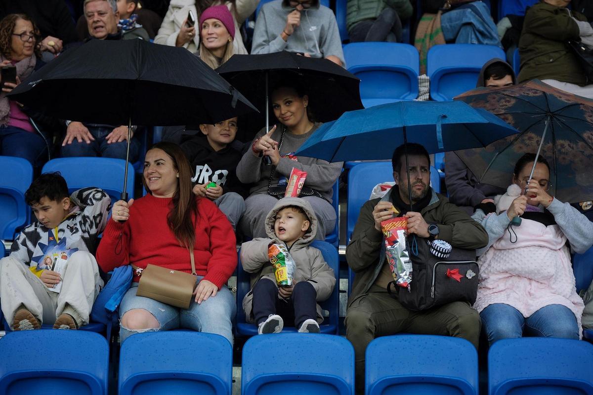 Público con los paraguas esperando este lunes a los Reyes Magos en el Estadio Heliodoro Rodríguez López, en Santa Cruz de Tenerife