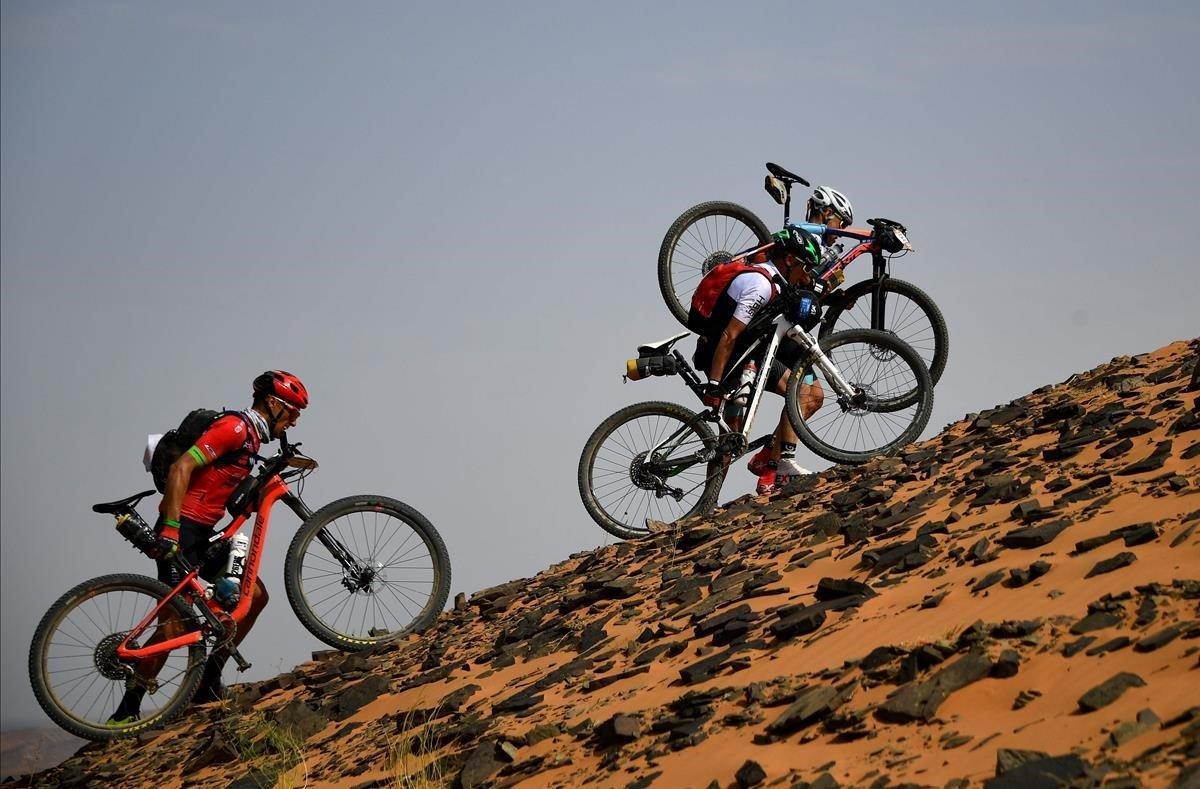 Los competidores ante una duna de arena, durante la segunda etapa de la 14ª edición de la carrera de ciclismo de montaña Titan Desert 2019, entre Merzouga y Ouzina.