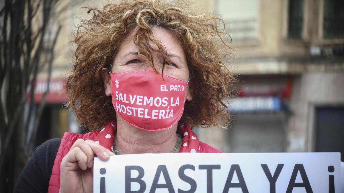 Protesta de los hosteleros en Alicante contra el cierre de la hostelería