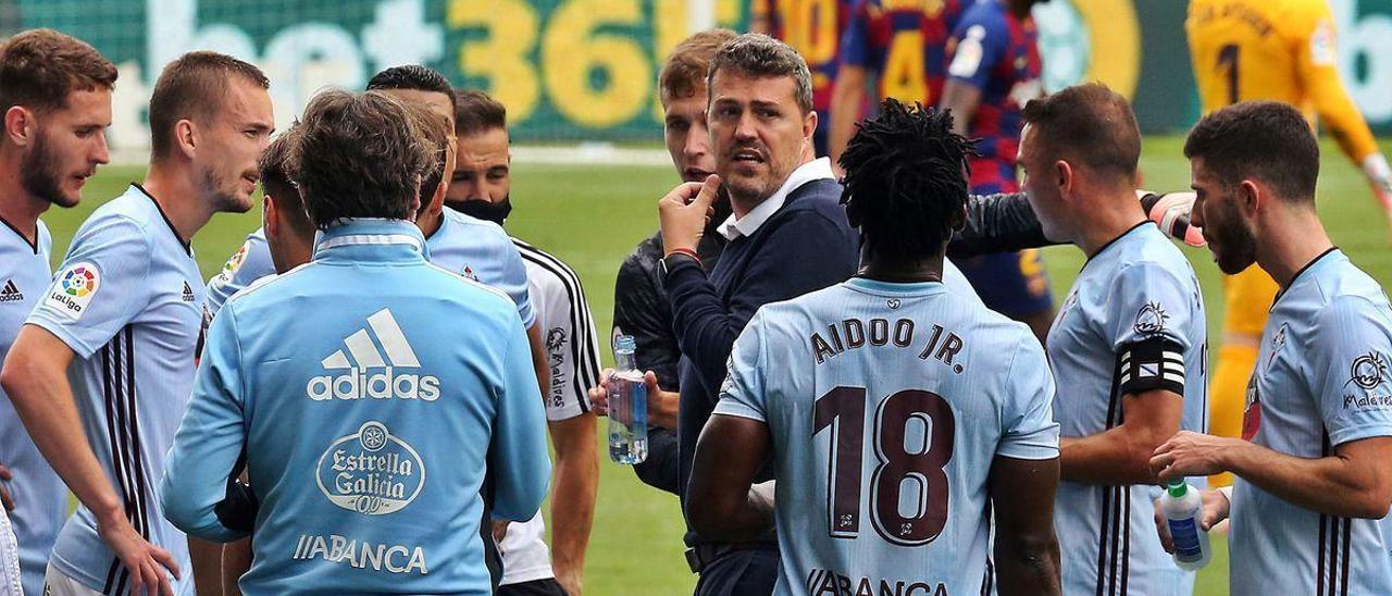 Óscar García da instrucciones a sus jugadores durante la pausa de hidratación del partido del sábado ante el Barcelona en Balaídos.