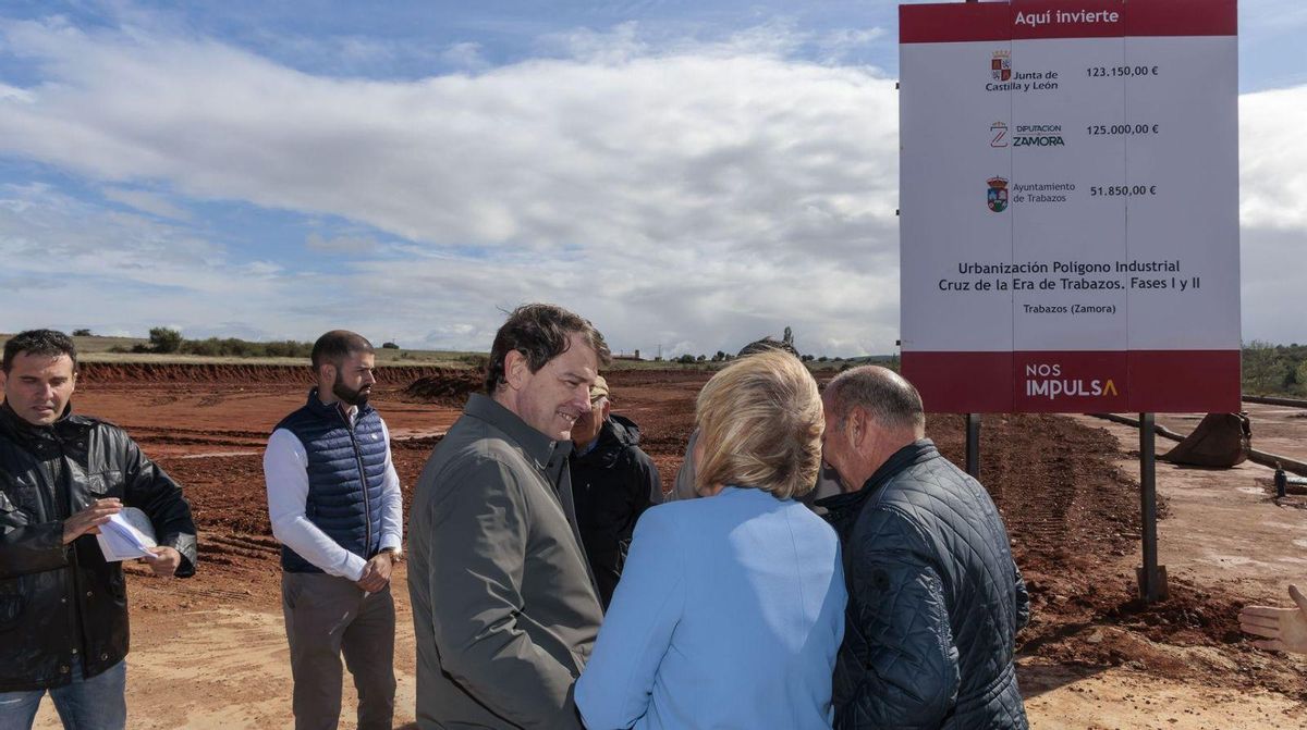 Tras la firma del convenio Mañueco visitó el Polígono Industrial de Trabazos. | L.O.Z.